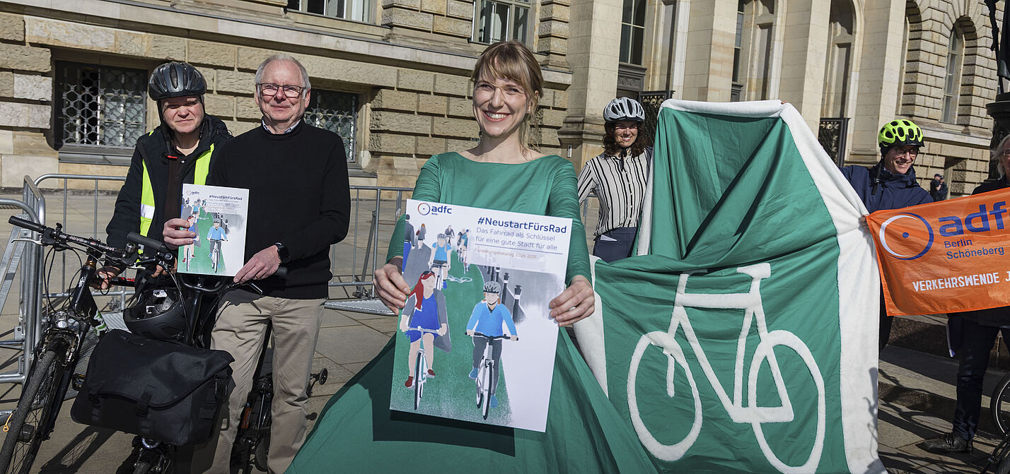 ADFC Berlin übergibt Forderungskatalog an Berliner Parteien - Titel ADFC Berlin übergibt Forderungskatalog an Berliner Parteien