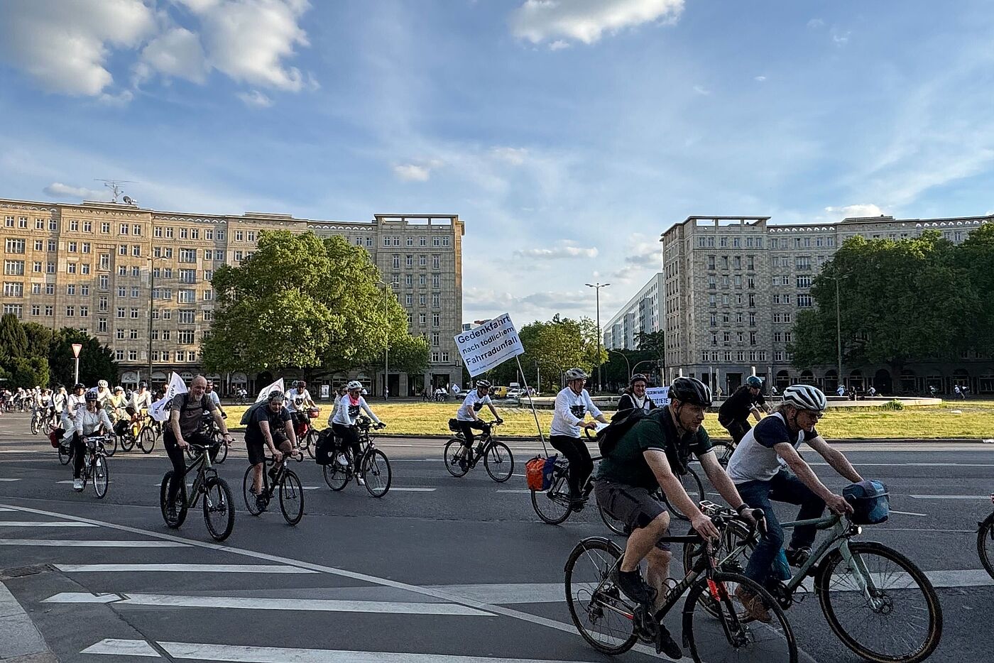 Radfahrende umfahren den Straußberger Platz