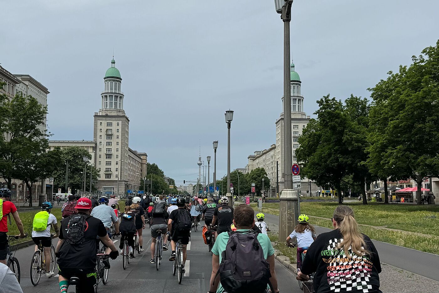 ADFC-Sternfahrt 2025 Radfahrende auf der Karl-Marx-Allee in Friedrichshain