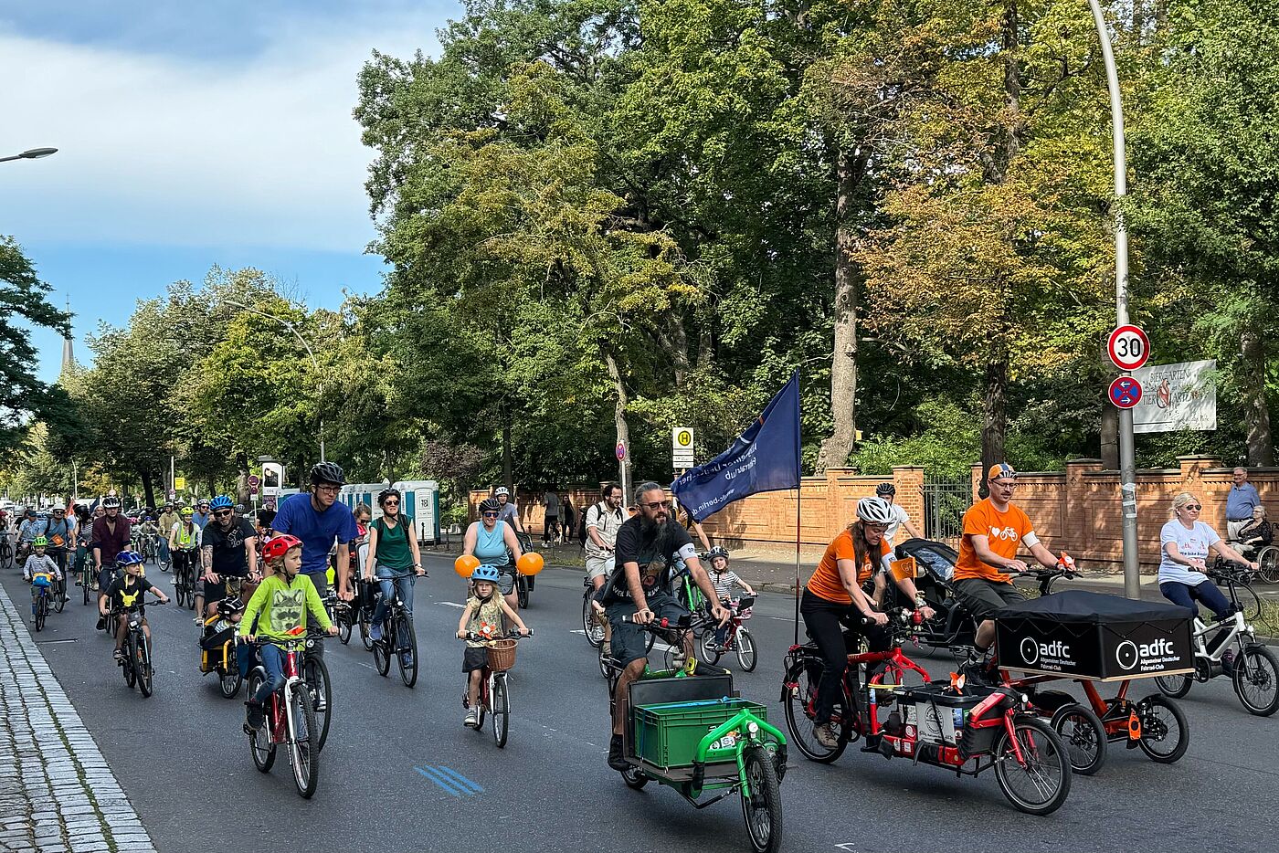 Kinder und Erwachsene fahren auf der Straße Fahrrad bei einer Demonstration