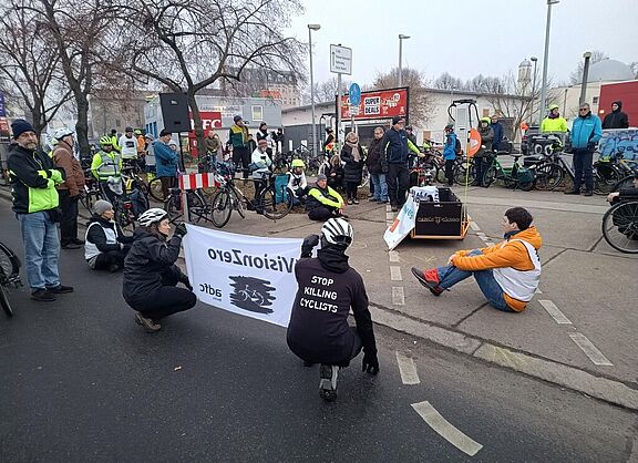 Geisterrad in Pankow Januar 2025 Menschen bei einer Mahnwache für einen getöteten Radfahrer auf der Straße