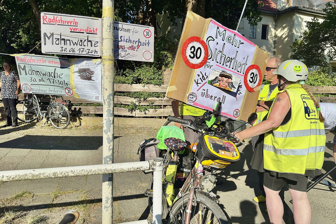 Geisterrad 30.06.2025 Schilder am Unfallort und Ort der Mahnwache auf denen Tempo 30 gefordert wird