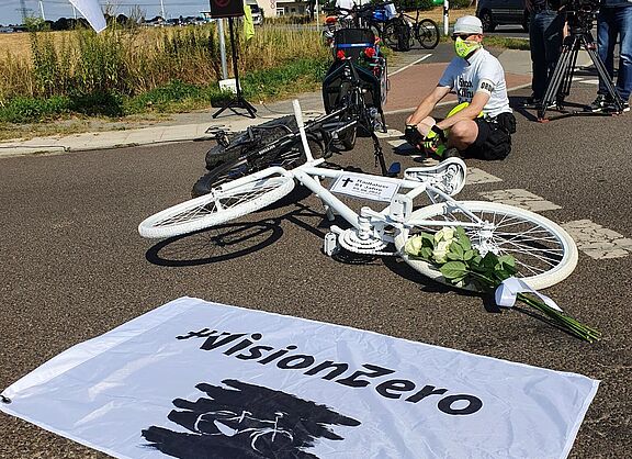 Mahnwache mit Geisterrad-Aufstellung Stadtrandsiedlung Malchow Mahnwache mit Geisterrad-Aufstellung Stadtrandsiedlung Malchow