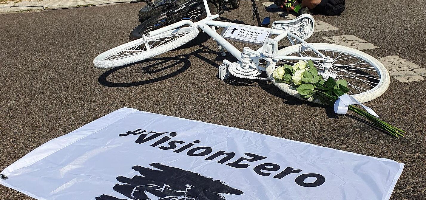 Mahnwache mit Geisterrad-Aufstellung Stadtrandsiedlung Malchow Mahnwache mit Geisterrad-Aufstellung Stadtrandsiedlung Malchow