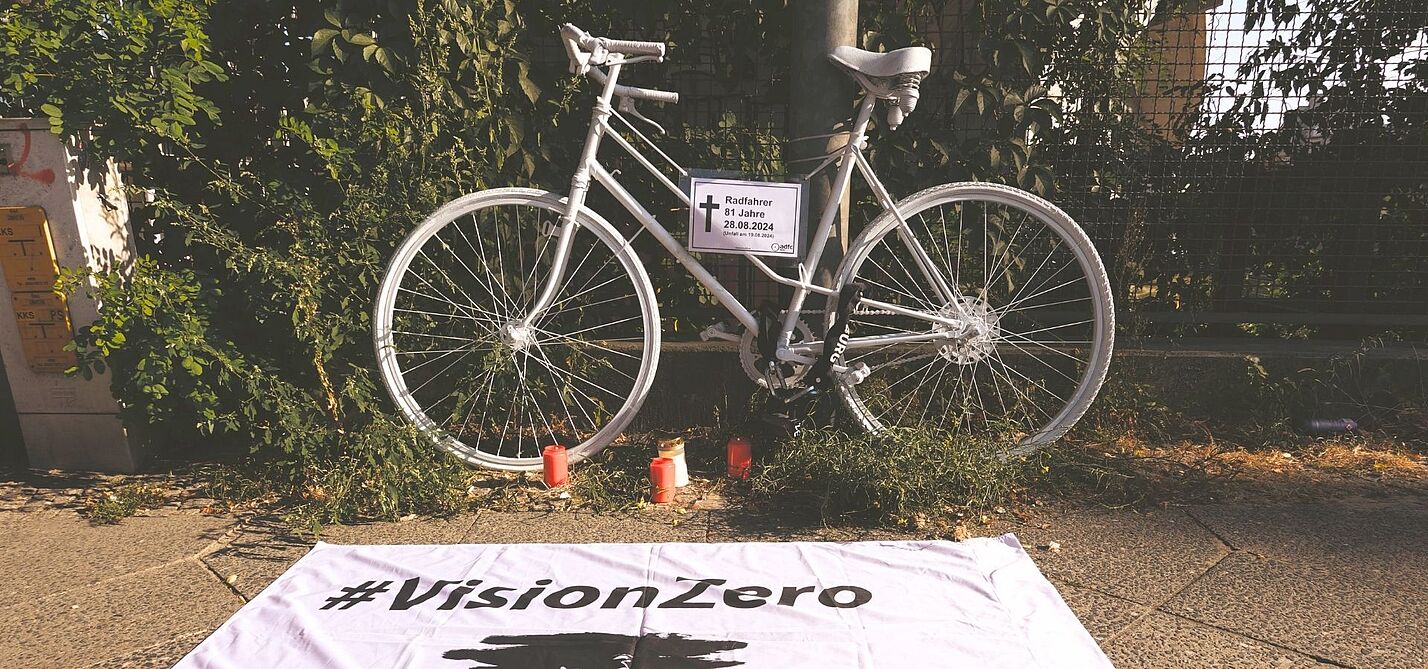 Mit Geisterrädern gedenken wir den getöteten Radfahrerinnen und Radfahrern. Mit Geisterrädern gedenken wir den getöteten Radfahrerinnen und Radfahrern.