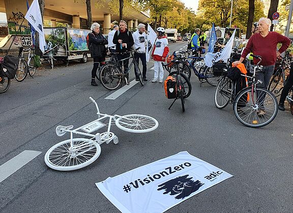 Mahnwache für getöteten Radfahrer in Wilmersdorf Mahnwache für getöteten Radfahrer in Wilmersdorf