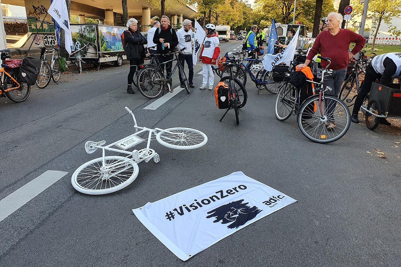 Mahnwache für getöteten Radfahrer in Wilmersdorf