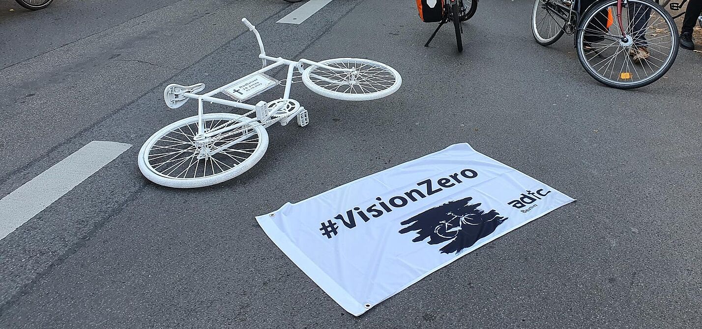 Mahnwache für getöteten Radfahrer in Wilmersdorf