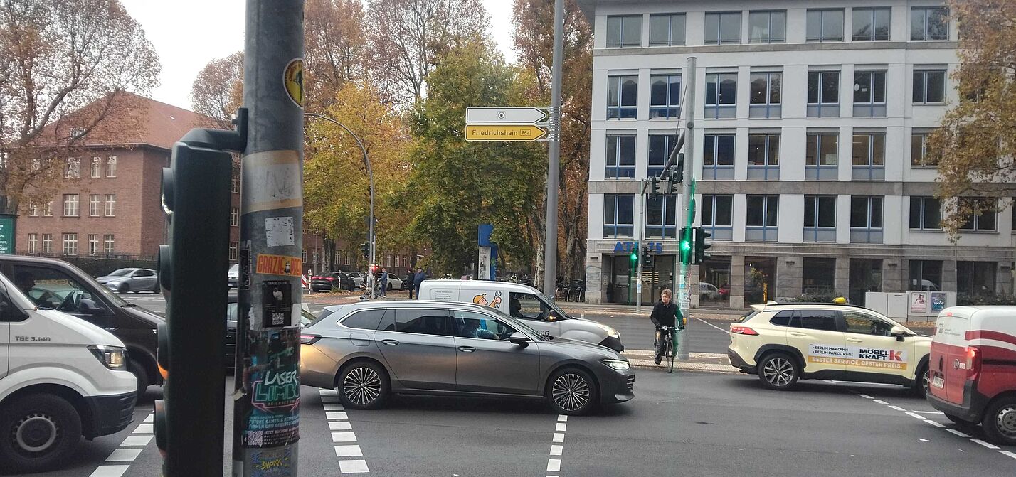 Autos drängen sich auf Zebrastreifen, Radfahrende Person kann nicht queren