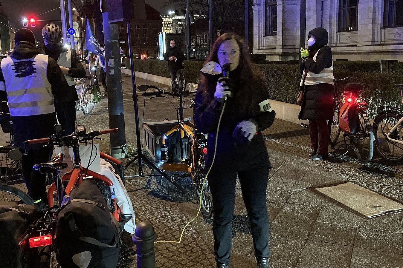 SuSanne Grittner spricht bei der Mahnwache am 25.02.2022 SuSanne Grittner spricht bei der Mahnwache am 25.02.2022