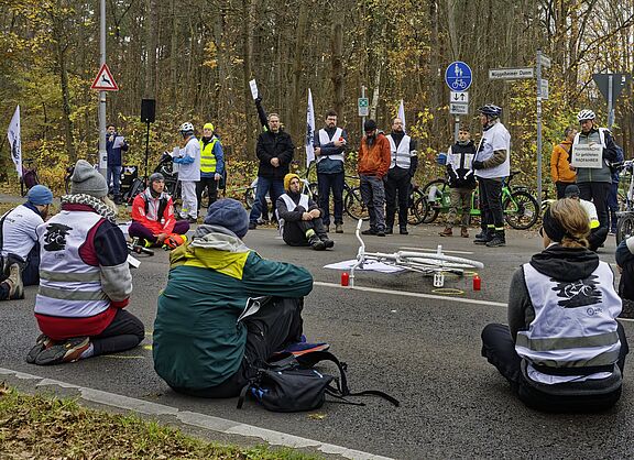 #VisionZero-Demo und Mahnwache für getöteten Radfahrer in Müggelheim Menschen sitzen zur Mahnwache auf der Fahrbahn und gedenken eines getöteten Radfahrers