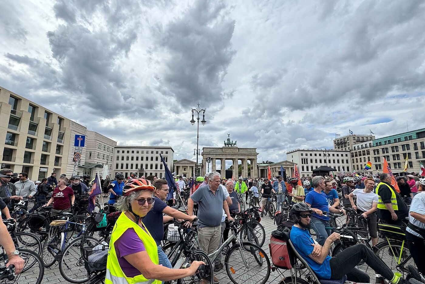 Radfahrende vor dem Brandenburger Tor