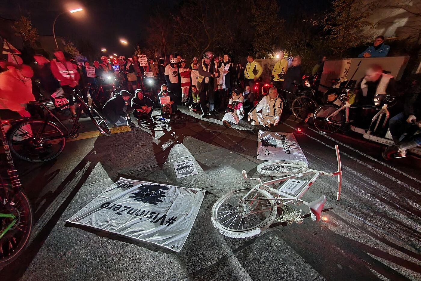 Geisterradaufstellung am Unfallort Fehlingstraße / Lichtenrader Damm Geisterradaufstellung am Unfallort Fehlingstraße / Lichtenrader Damm