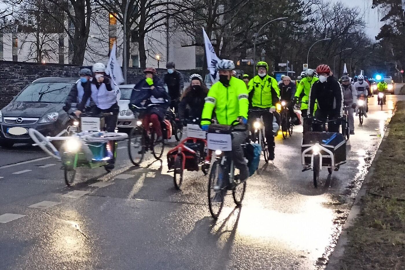 Die Teilnehmer:innen der Demonstration erreichen die Unfallstelle Die Teilnehmer:innen der Demonstration erreichen die Unfallstelle