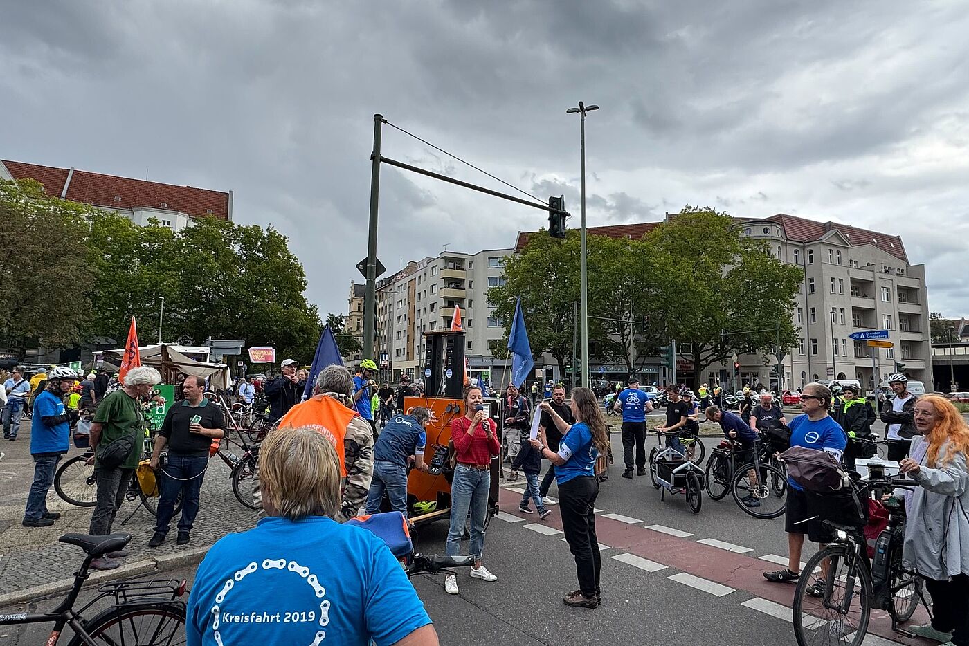 Menschen mit Fahrrädern bei Kundgebung