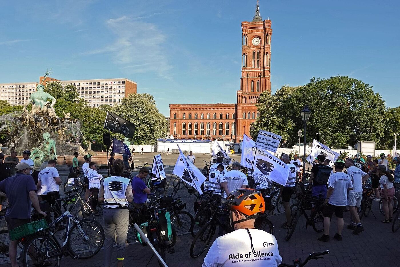 Geisterrad Mahnwache 30.06.2025 Menschen mit weißen Vision Zero T-Shirts vor dem Roten Rathaus in Berlin