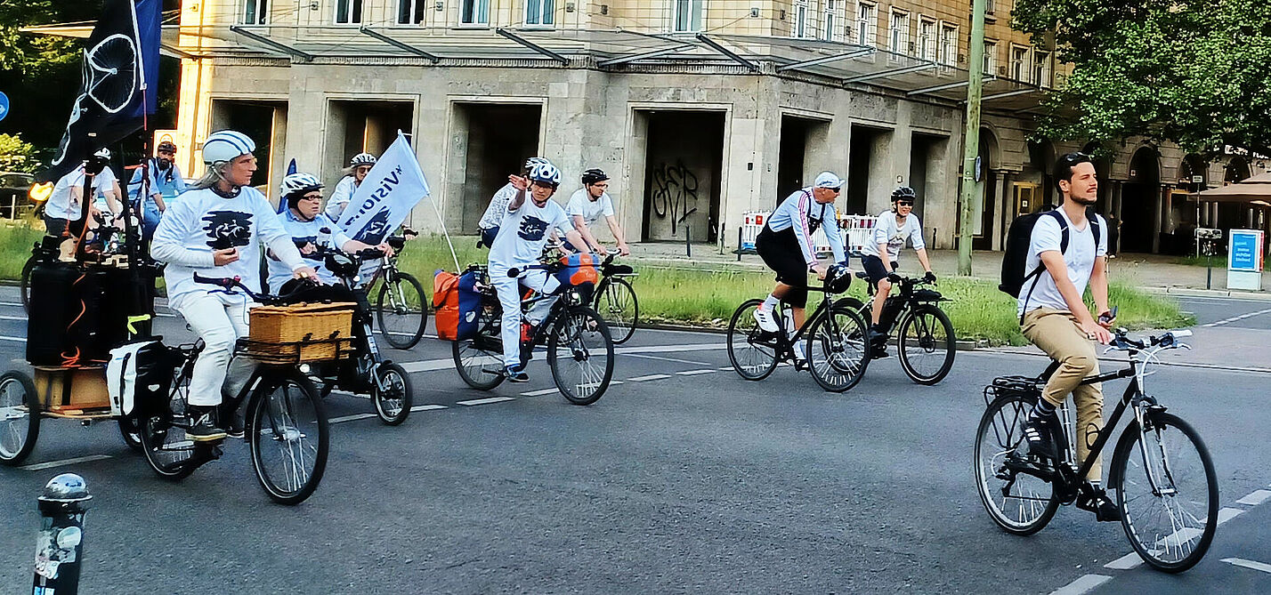 Weiß gekleidete Menschen erinnern an getötete Radfahrende