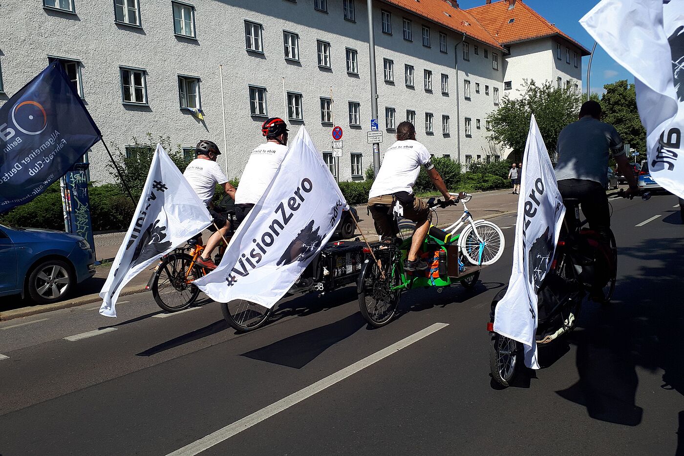 #VisionZero-Demo mit Transport des Geisterrads #VisionZero-Demo mit Transport des Geisterrads