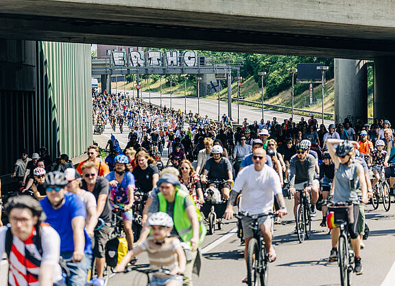 Ob Sonne oder Regen: Die Menschen wollen Radfahren - hier auf der ADFC-Sternfahrt 2024