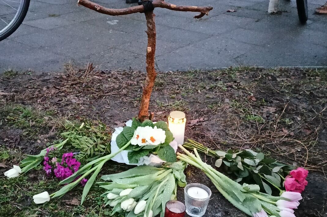 Auf dem Mittelstreifen wurden kurz nach dem Unfall ein Kreuz, Blumen und Kerzen aufgestellt Auf dem Mittelstreifen wurden kurz nach dem Unfall ein Kreuz, Blumen und Kerzen aufgestellt