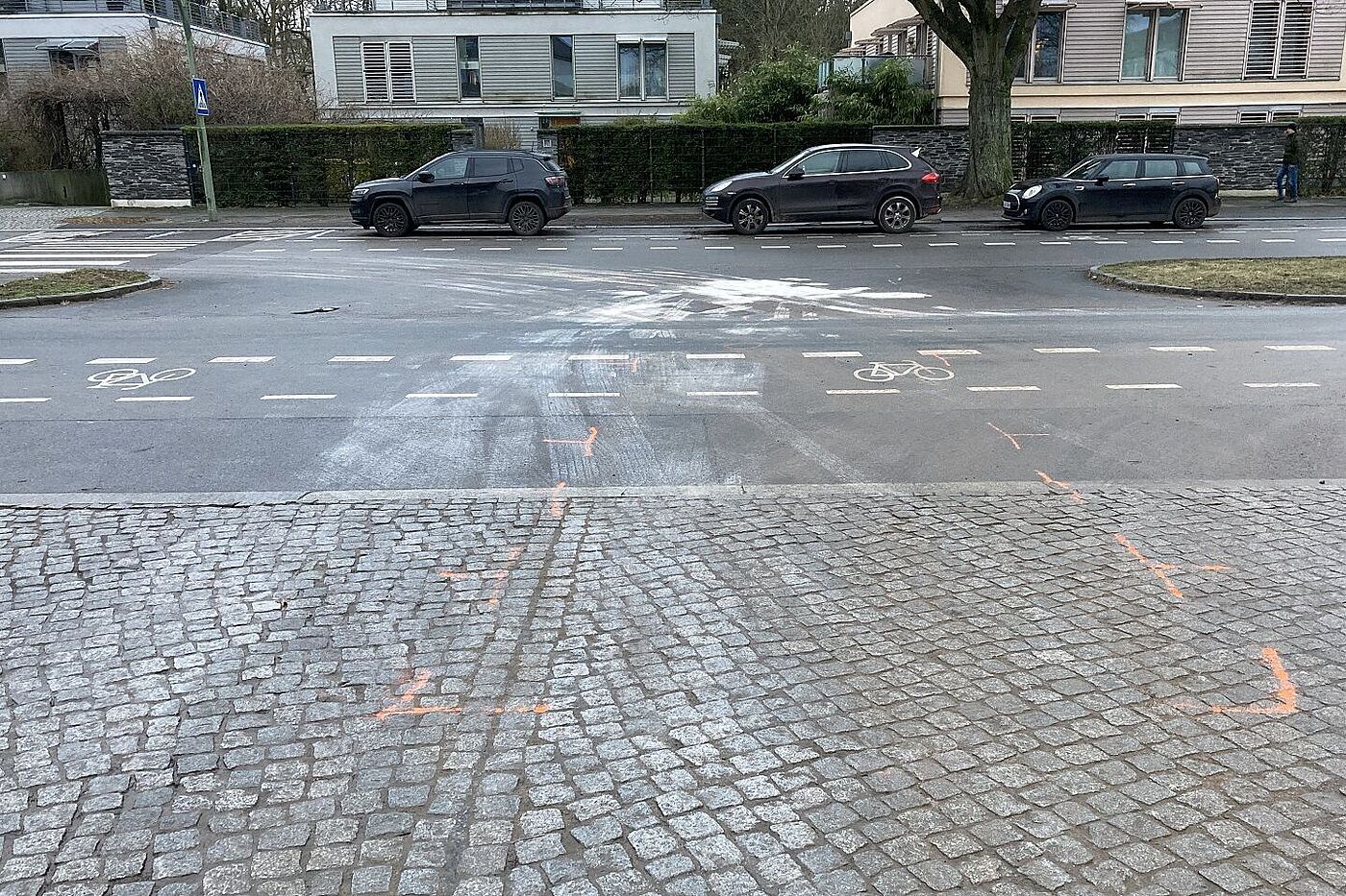 Die Spuren des Unfalls und die Markierungen der Unfallermittlung waren auch während der Mahnwache deutlich sichtbar Die Spuren des Unfalls und die Markierungen der Unfallermittlung waren auch während der Mahnwache deutlich sichtbar
