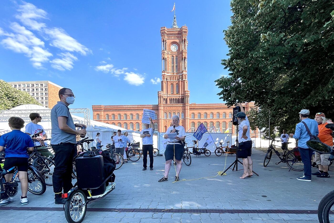 Kundgebung vor dem roten Rathaus nach der Geisterrad-Aufstellung Kundgebung vor dem roten Rathaus nach der Geisterrad-Aufstellung