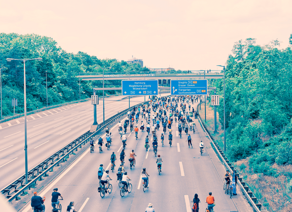 Radfahrende auf der ADFC-Sternfahrt