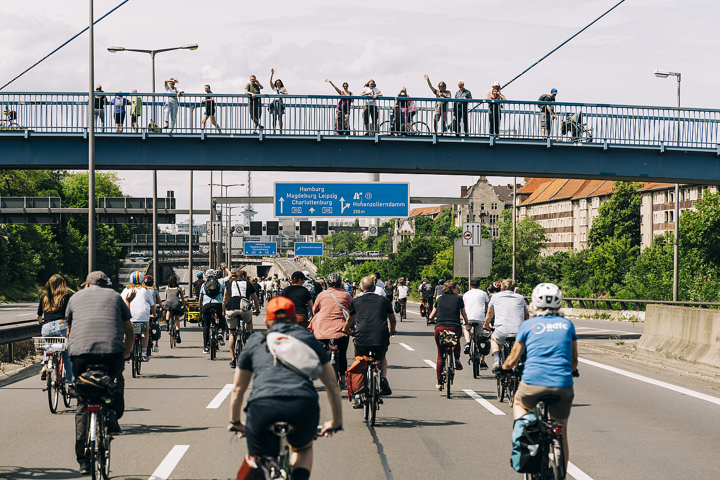 Sternfahrt 2025 Menschen auf einer Brücke schauen auf die Fahrradsternfahrt auf der Autobahn