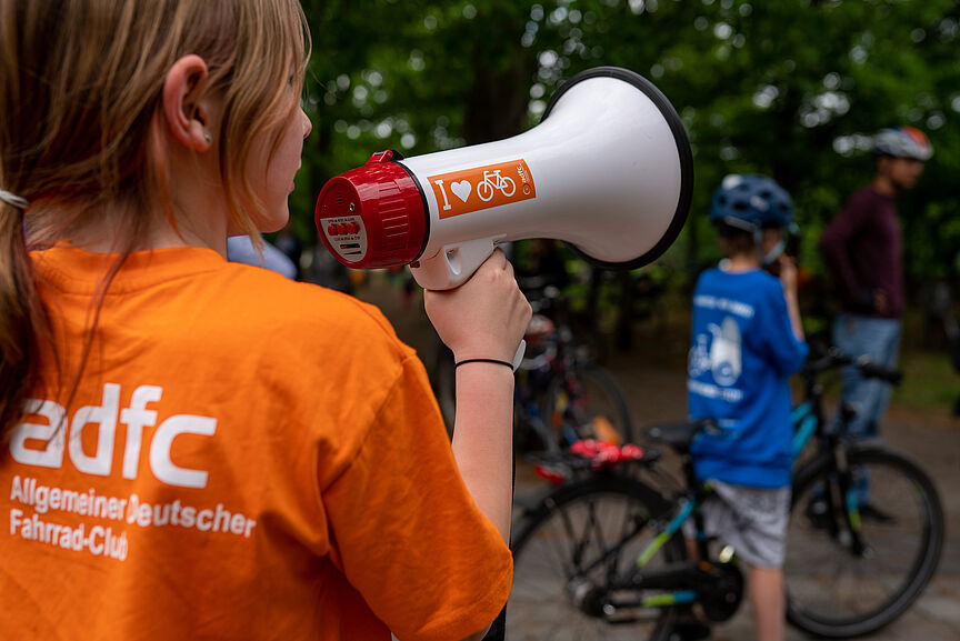 KidicalMass Kinder Fahrraddemo Berlin Mai 2022. Ein Mädchen, das für einen besseren Radverkehr demonstriert Mädchen mit Megafon bei Fahrraddemo KidicalMass