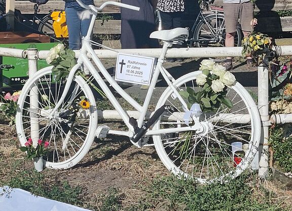 Geisterrad 30.06.2025 ein weißes Geisterrad für eine im Straßenverkehr getötete 87-jährige Radfahrerin