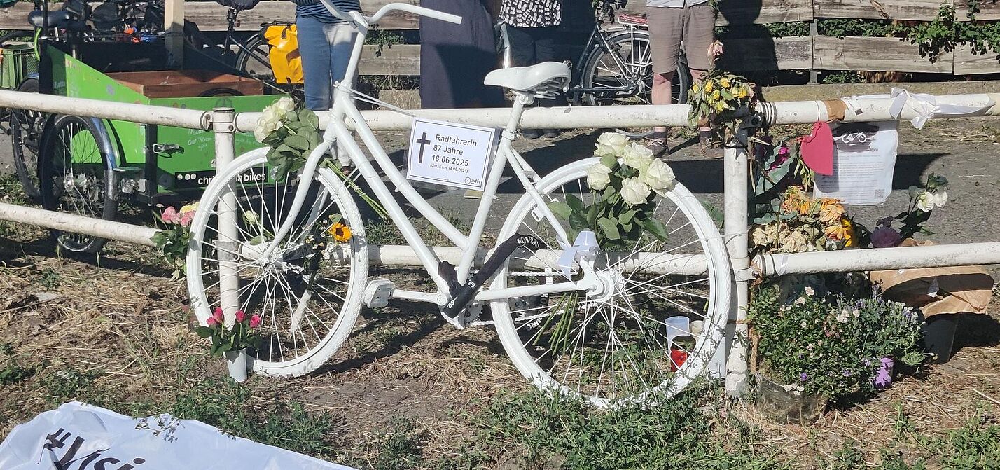 Geisterrad 30.06.2025 ein weißes Geisterrad für eine im Straßenverkehr getötete 87-jährige Radfahrerin