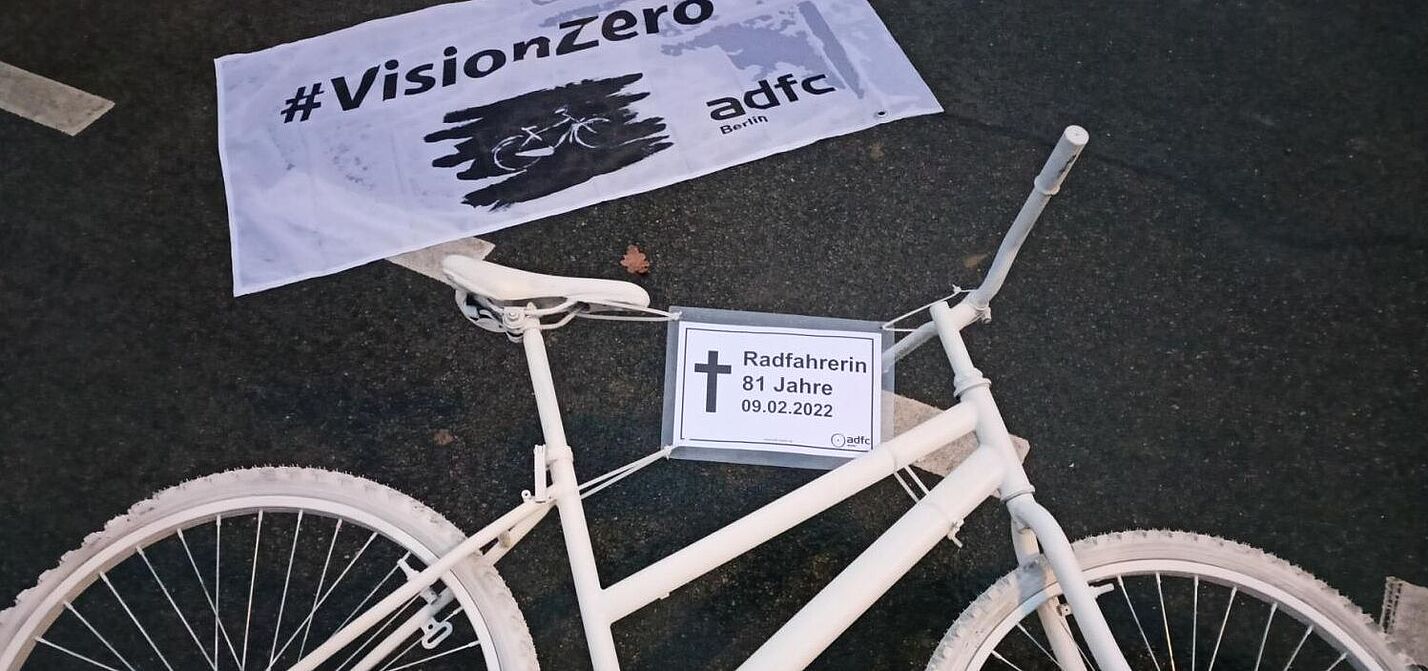 Während der Mahnwache markieren das Geisterrad und das #VisionZero-Banner die Unfallstelle Während der Mahnwache markieren das Geisterrad und das #VisionZero-Banner die Unfallstelle
