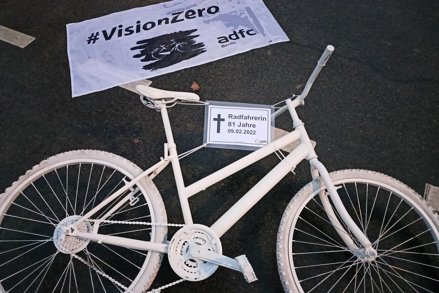Während der Mahnwache markieren das Geisterrad und das #VisionZero-Banner die Unfallstelle Während der Mahnwache markieren das Geisterrad und das #VisionZero-Banner die Unfallstelle