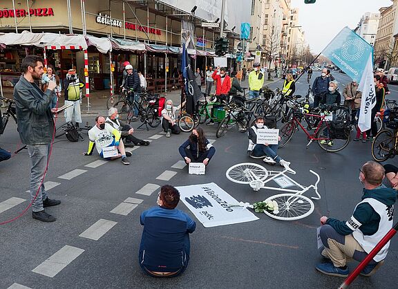Mahnwache 25.03.2022 am Knoten Falckensteinstraße/Schlesische Straße Mahnwache 25.03.2022 am Knoten Falckensteinstraße/Schlesische Straße