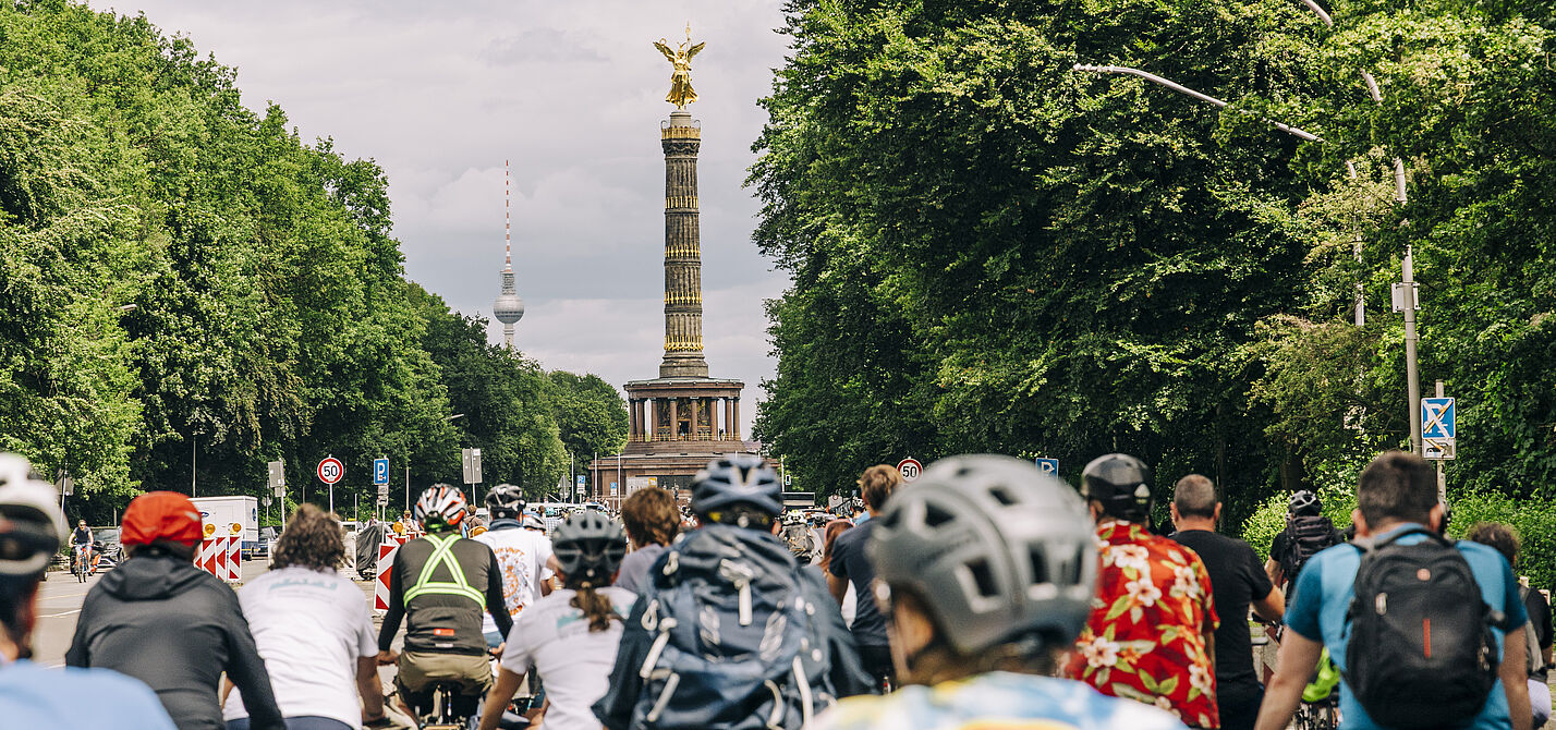 Radfahrende im Vordergrund, im Hintergrund der Berliner Fernsehturm und die Siegessäule