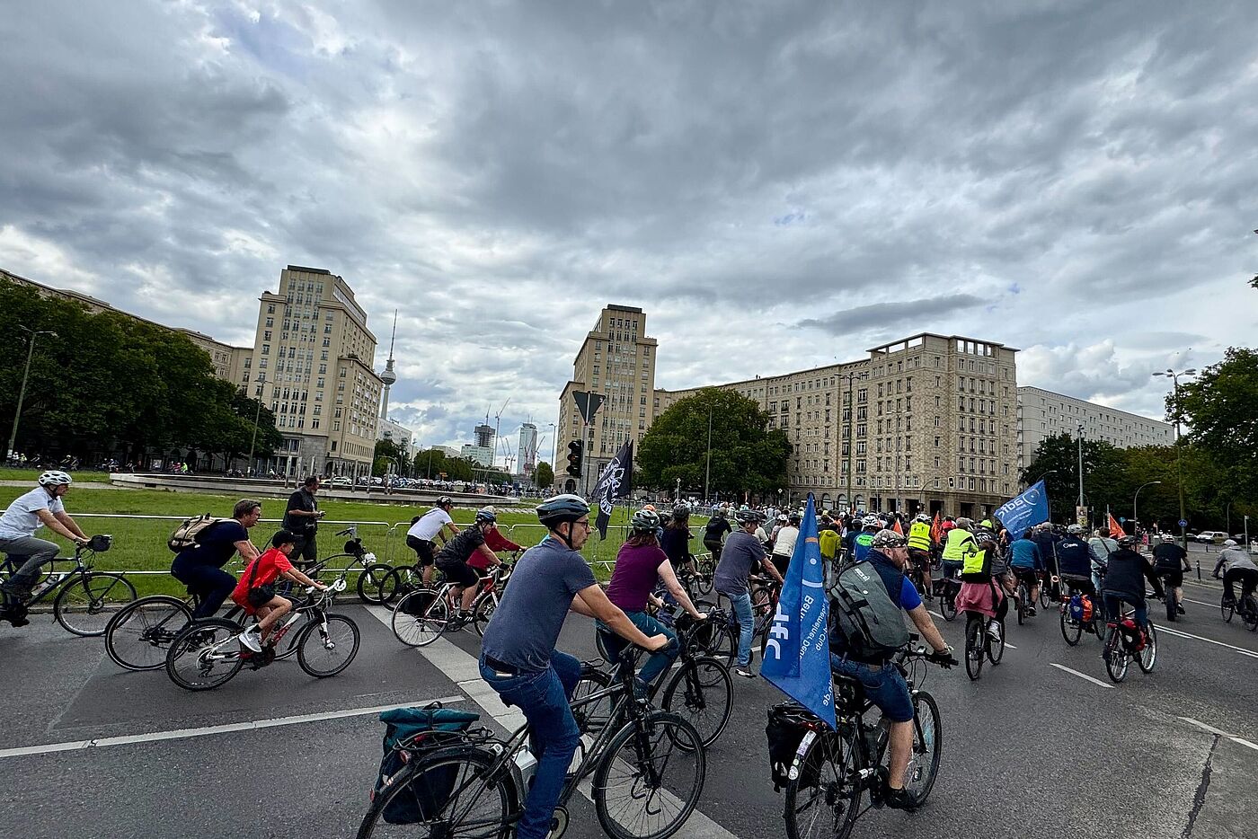 Radfahrende beim Strausberger Platz 