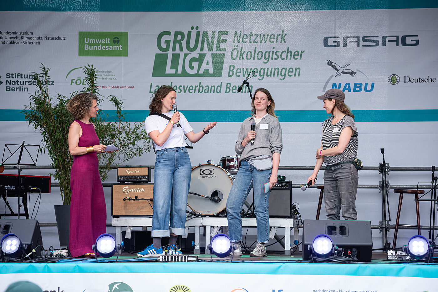 4 Frauen im Gespräch auf einer Bühne der GRÜNEn LIGA beim Umweltfestival