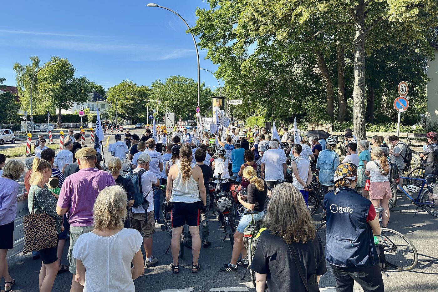 Geisterrad 30.06.2025 Menschen bei Mahnwachen in Gedenken an eine getötete Radfahrerin