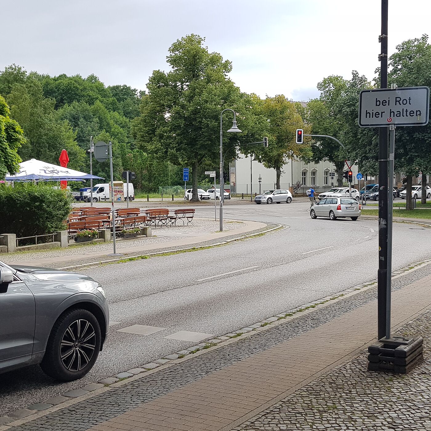 Provisorisches Schild und Wartelinie