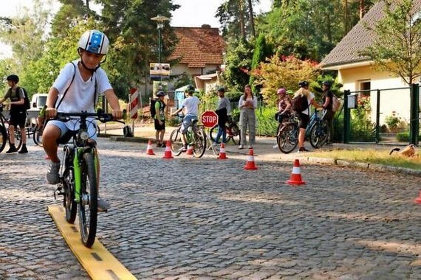 Verkehrssicherheitsparcour Tino Hack (12) meistert den Verkehrssicherheitsparcour