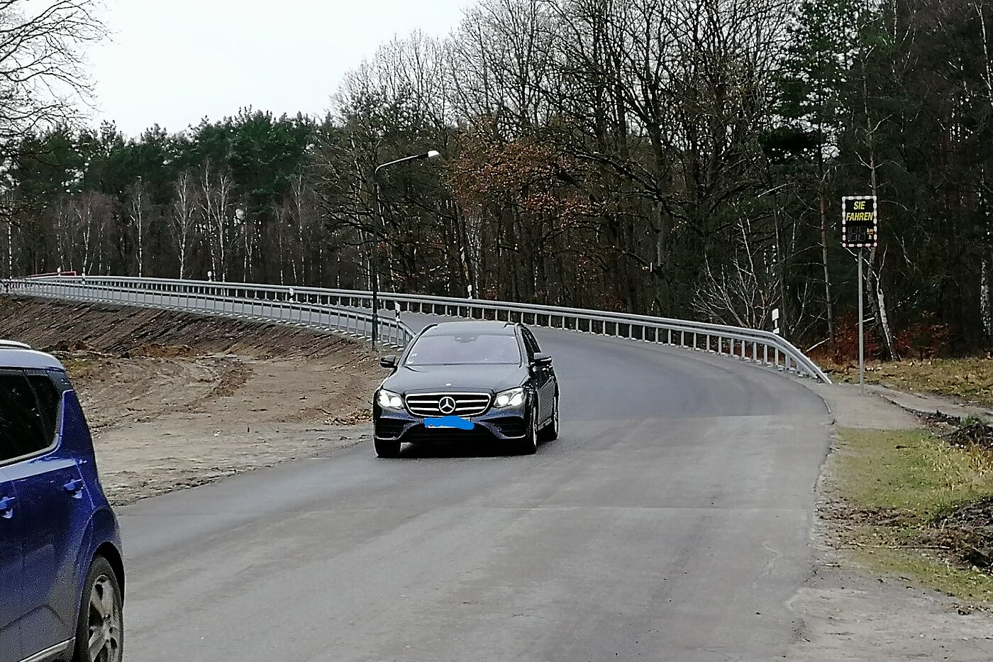 Schwächere Verkehrsteilnehmer sollen durch 'Geschwindigkeits-Smileys' auf der neuen Brücke Fichteallee geschützt werden