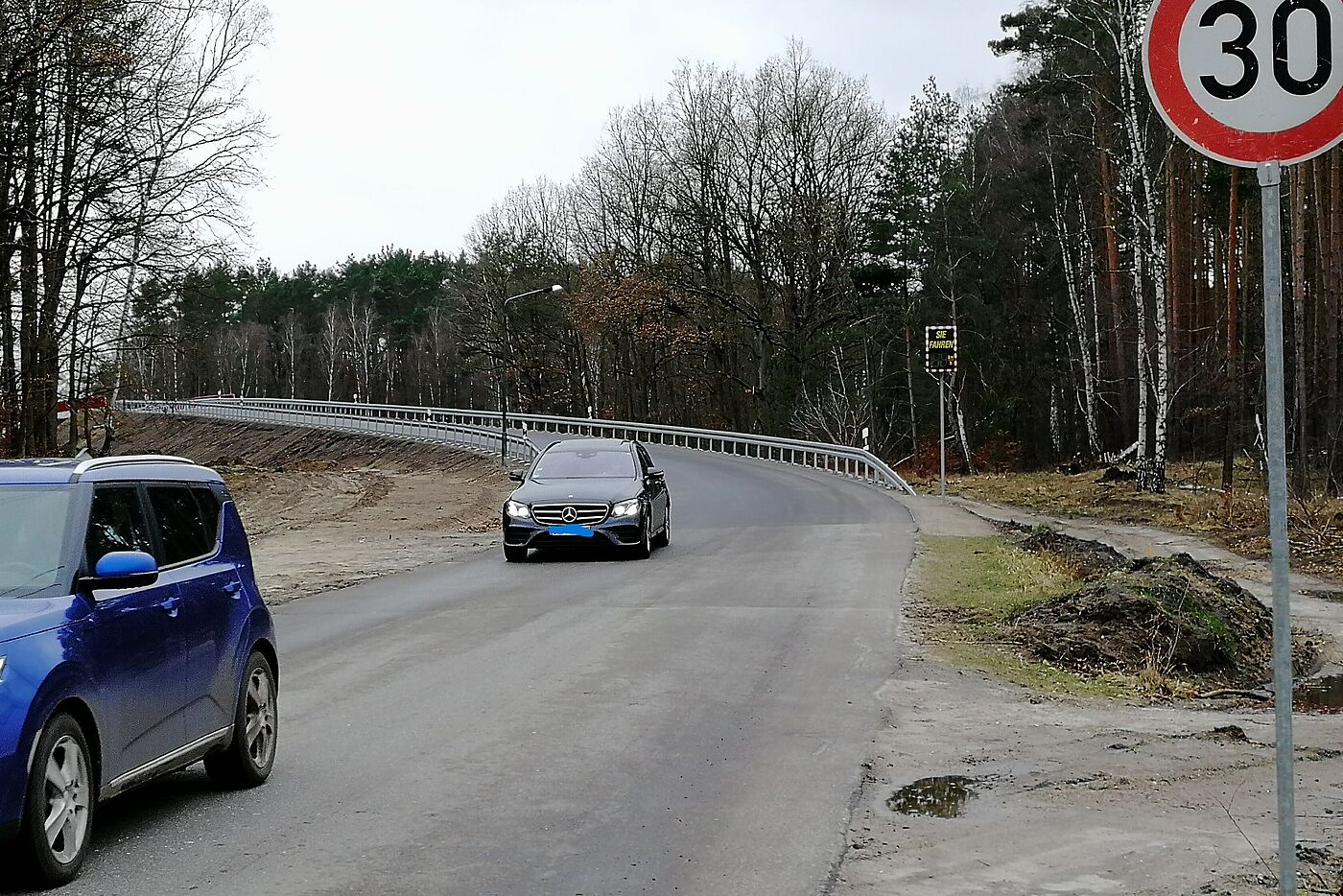 Schwächere Verkehrsteilnehmer sollen durch 'Geschwindigkeits-Smileys' auf der neuen Brücke Fichteallee geschützt werden