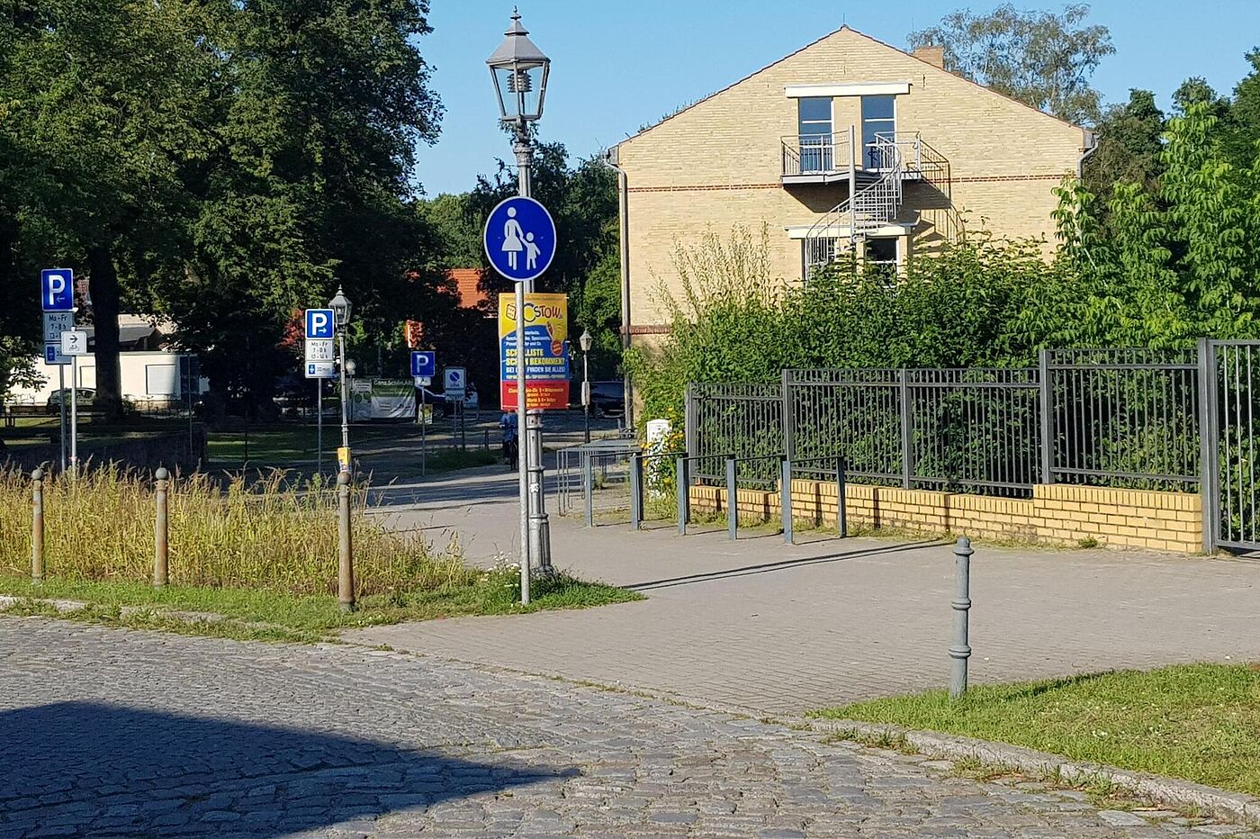 Neue Gehweg-Beschilderung