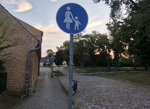 Vorsicht Gehweg
