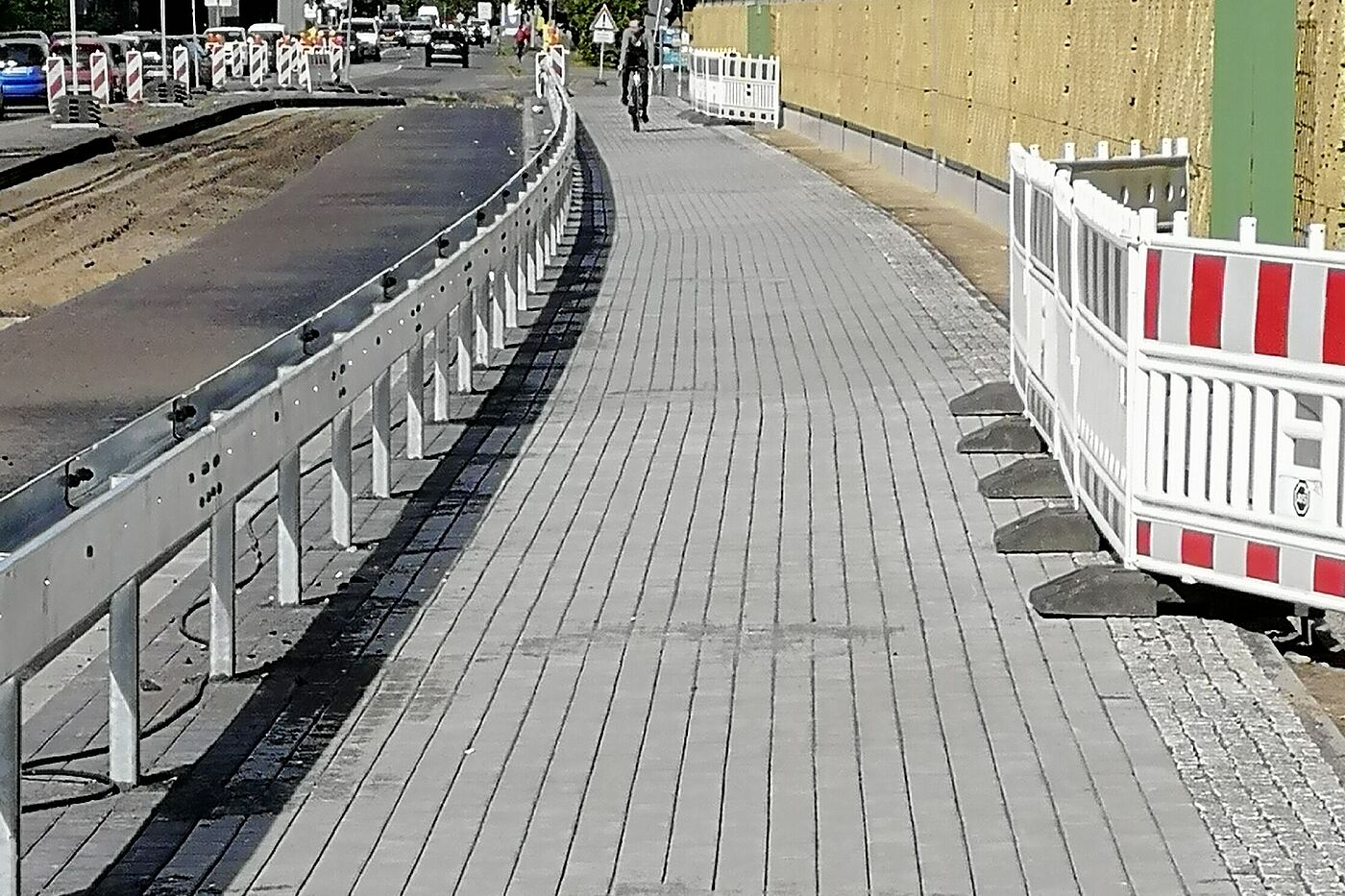 Pflaster längs verlegt auf der neuen B96-Brücke