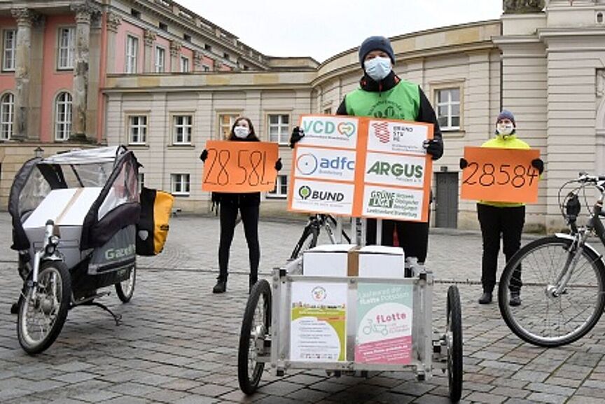 Volksinitiative „Verkehrswende Brandenburg jetzt!“ übergibt mit Fahrrad-Corso 28.584 Unterschriften an den Landtag. Volksinitiative „Verkehrswende Brandenburg jetzt!“ übergibt mit Fahrrad-Corso 28.584 Unterschriften an den Landtag.