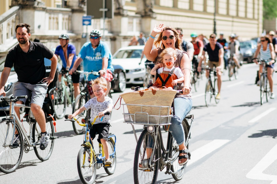 Raddemo in München Familien auf Fahrrädern