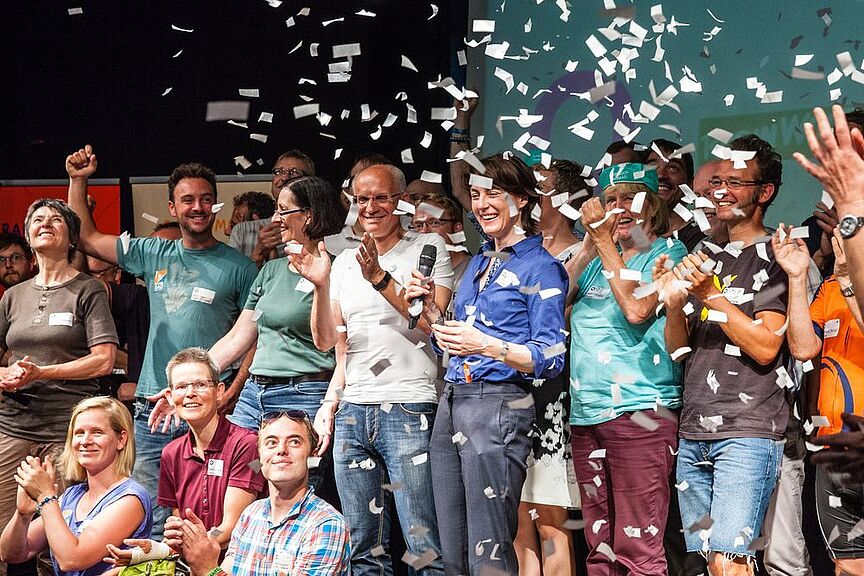 NRW stimmt für RV-Gesetz Grund zum Feiern: Der Verkehrsausschuss des Landtags NRW hat den Forderungen der Volksinitiative Aufbruch Fahrrad zugestimmt.