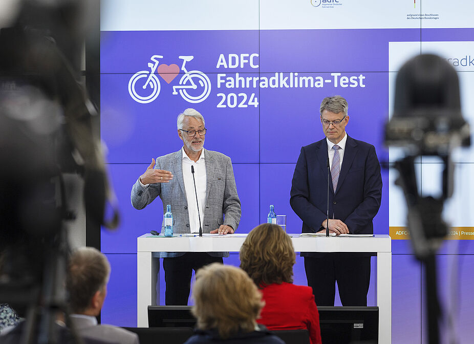 Pressekonferenz zum ADFC-Fahrradklima-Test 2024 Pressekonferenz zum ADFC-Fahrradklima-Test 2024 am 17. Juni 2025. ADFC-Bundesvorsitzender Frank Masurat (l.) und Patrick Schnieder, Bundesminister für Verkehr (r.).