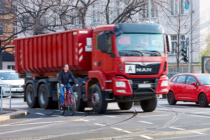 Radfahrer und Lkw in Dresden